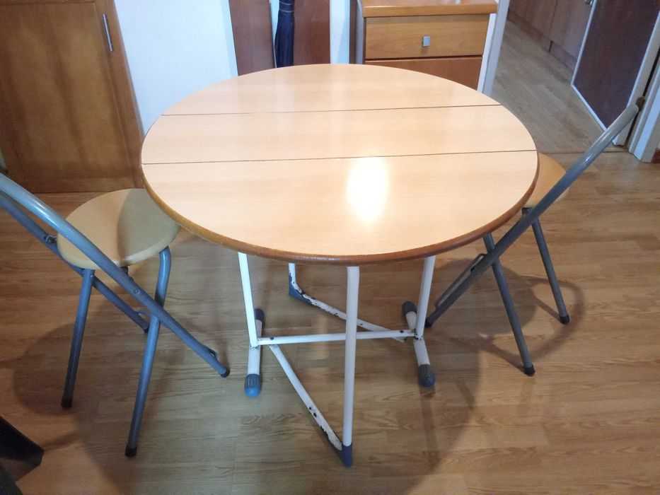 Mesa com 2 cadeiras