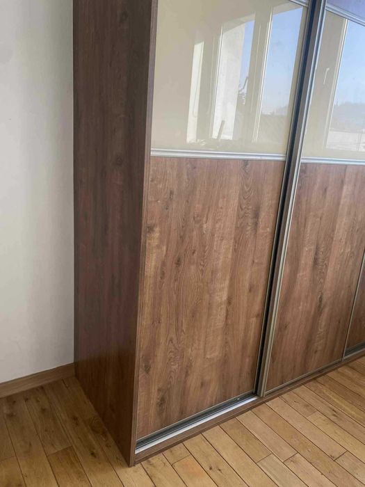 szafa (zabudowana) trzydrzwiowa