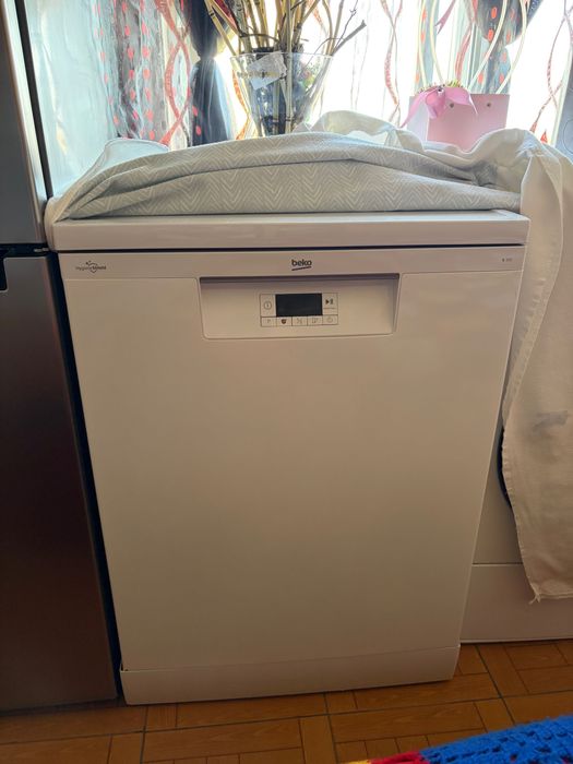 Máquina de lavar loiça Beko bdfn15430w