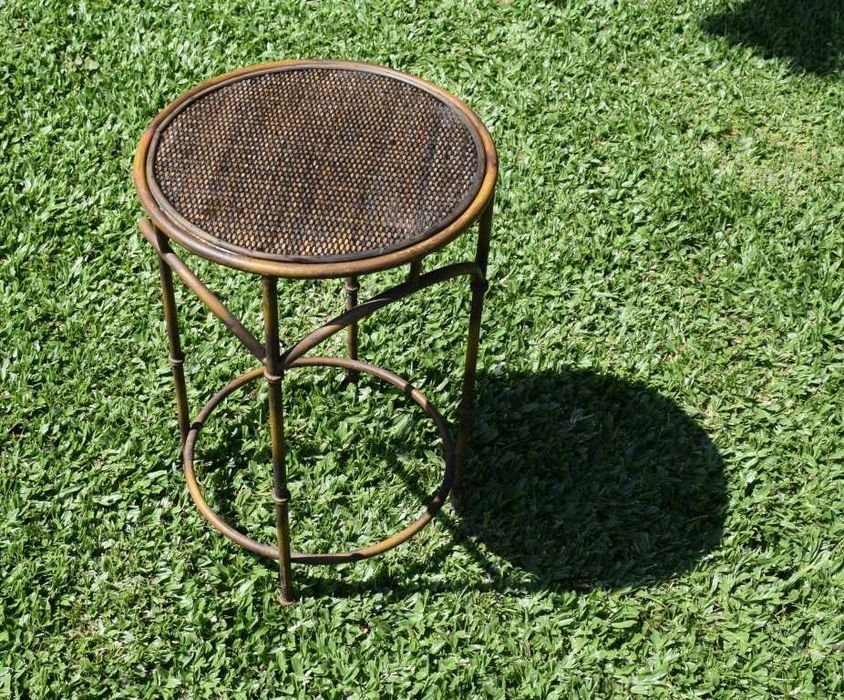 Mesa de apoio metálica e tampo em vime, feita na Tailândia