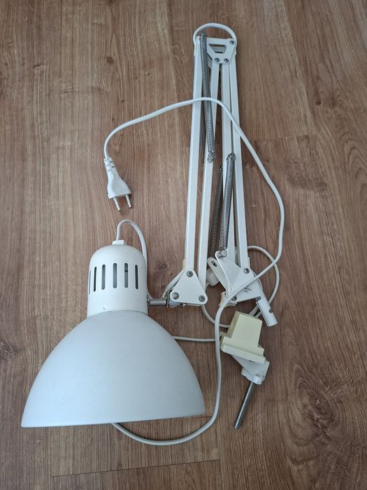 Biała lampka biurkowa Ikea