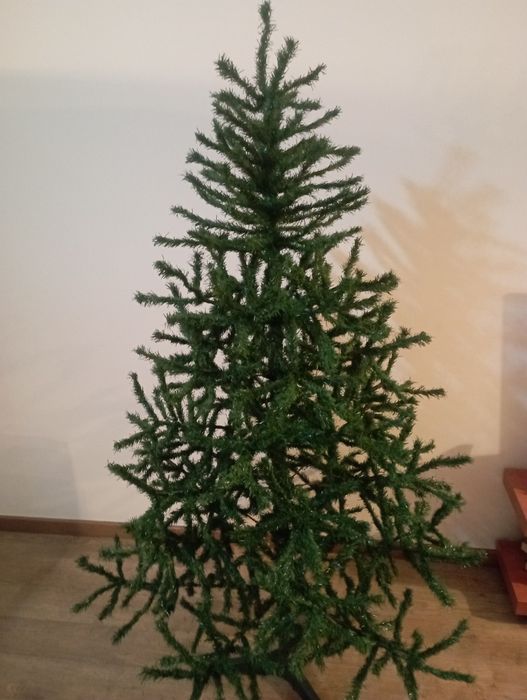 Árvore de Natal usada com 1,80 m e algumas decorações