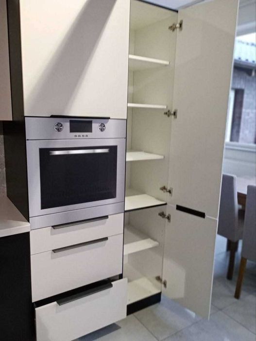 kuchnia kaszmir,korpus czarny,blat marmur ,cichy domyk ,meble kuchenne