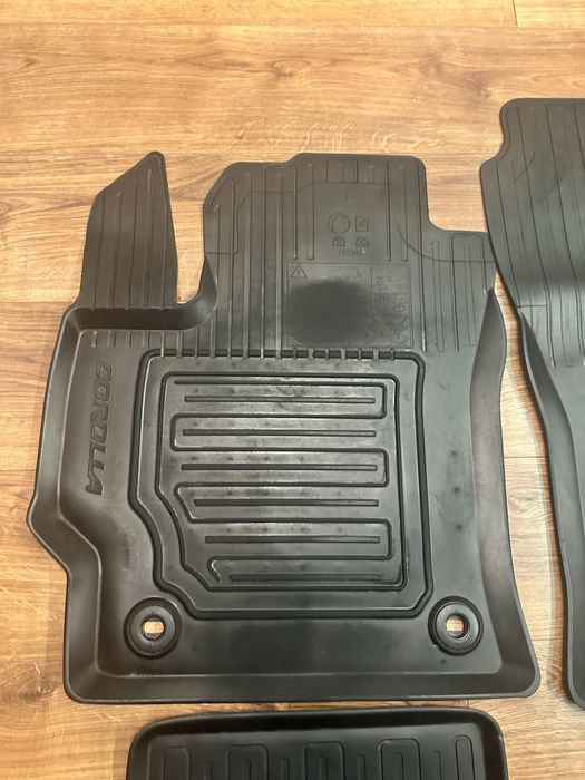 Dywaniki gumowe oryginalne Toyota Corolla kombi