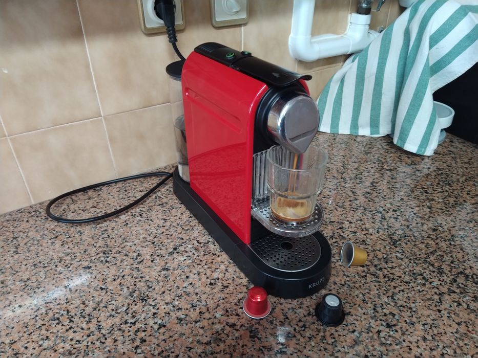 Máquina de café Nespresso Krups casa quarto apartamento vivenda escrit