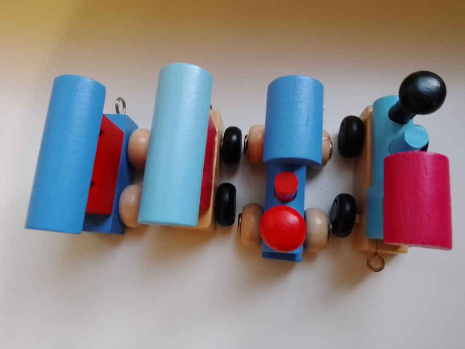 Паровозики с вагончиками дерево