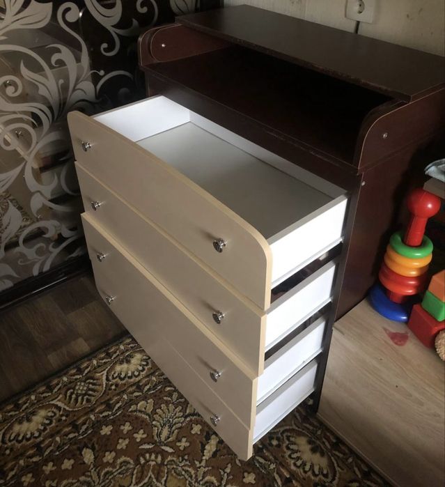 Комод с пеленатором. Можно с кроваткой.