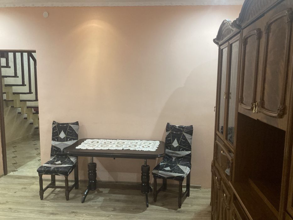 Здача по Вул. Залізничній  одніє кімнати в трьох  кімнатному будинку !