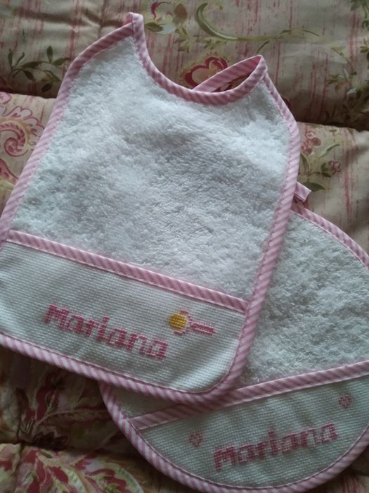 Babetes, bordadas a mão, para bebé