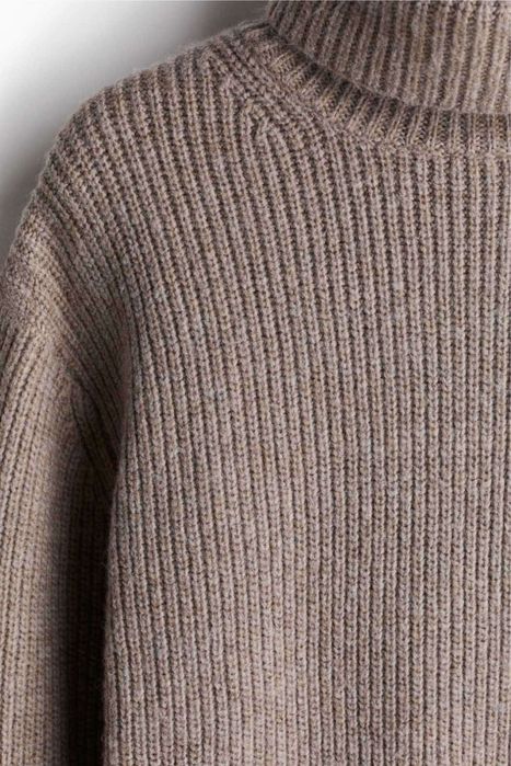 Кремовий джемпер з ребристим коміром