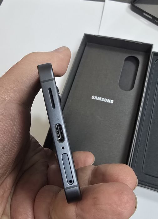 Продам Samsung S25 12/512