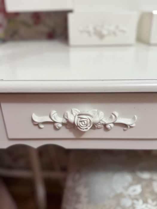 Столик для макіяжу з табуретом