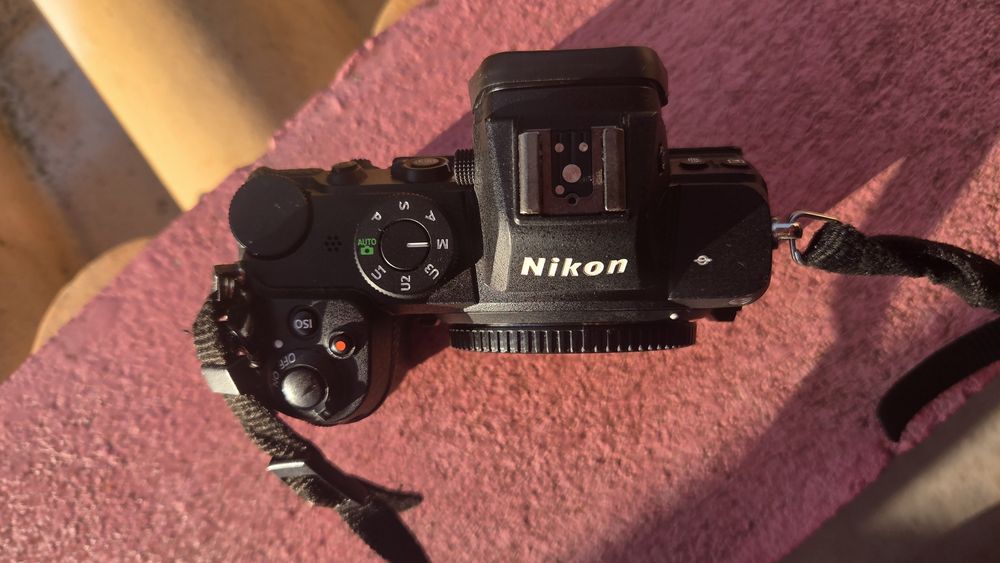 Câmera fotográfica Nikon Z5.

- Corpo da câmera.
- Tampa frontal.
- Al