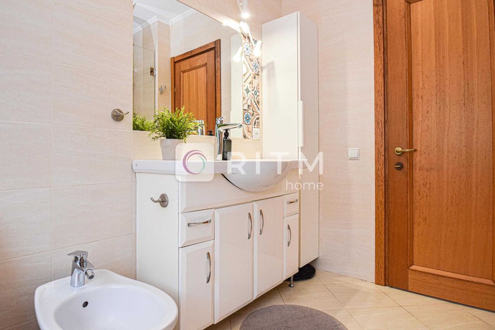 Оренда сучасного будинку, що поєднує затишок та функціональність.