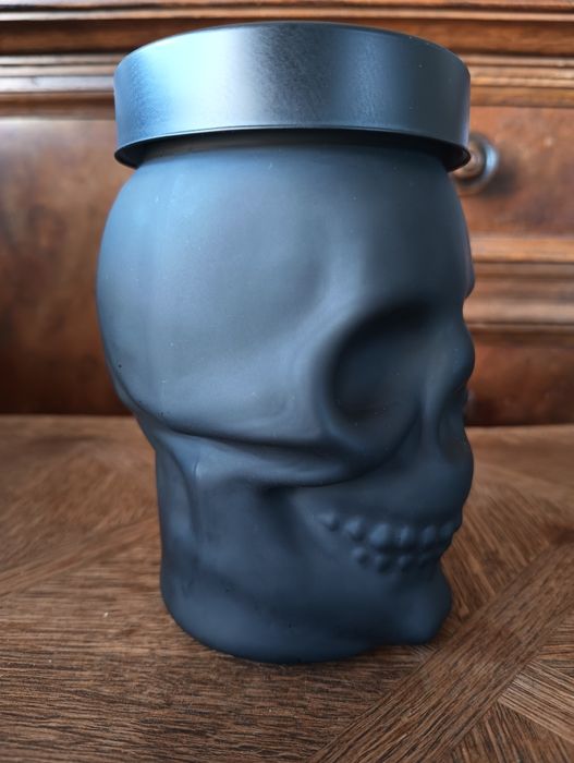 Czarny szklany słoik czaszka