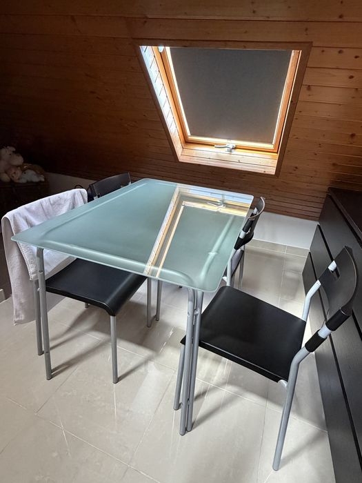 Mesa com conjunto de cadeiras