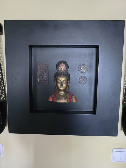 Wall-mounted frame with depth