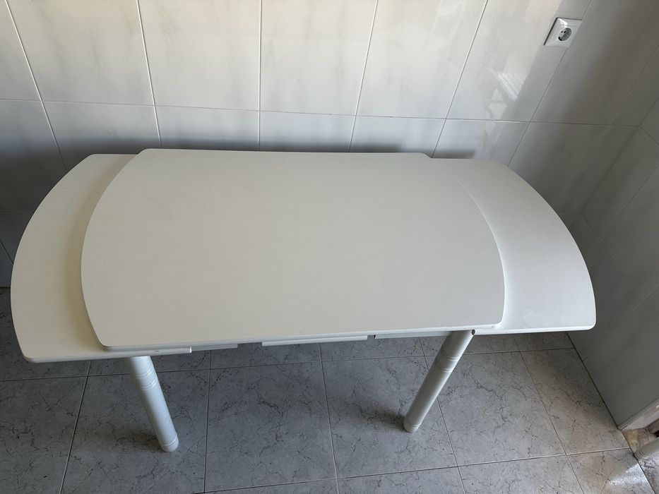 Mesa de cozinha branca