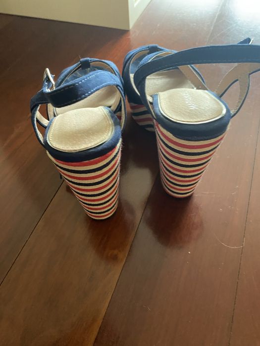 Sapato de salto compensado