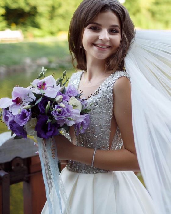 Весільне плаття .