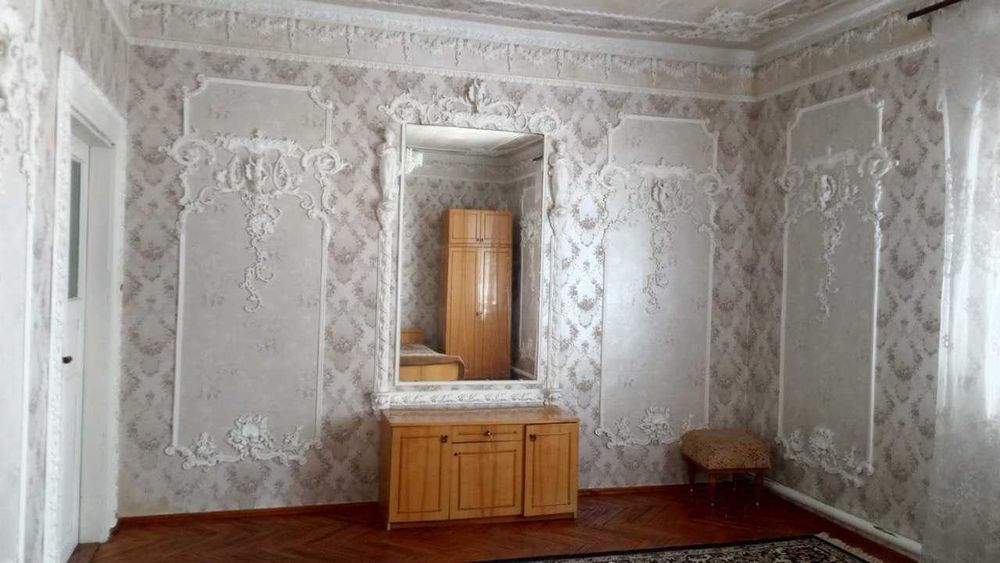 житловий будинок з літньою кухнею та гаражем