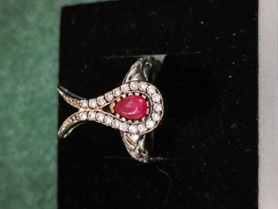 Maravilhoso anel em prata com brilhantes e uma raiz de ruby