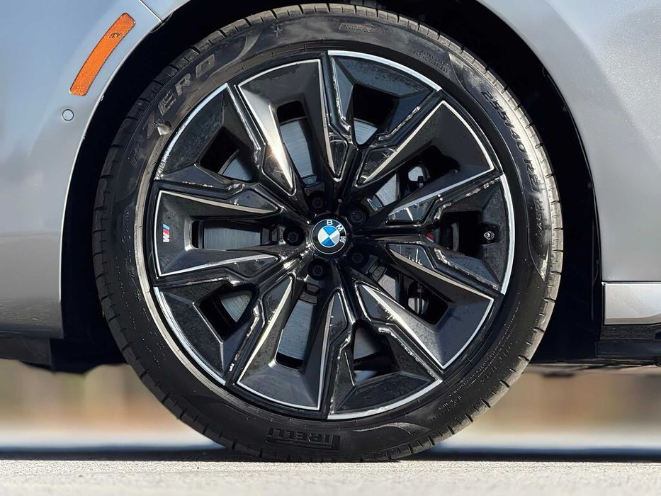 BMW i7      2023