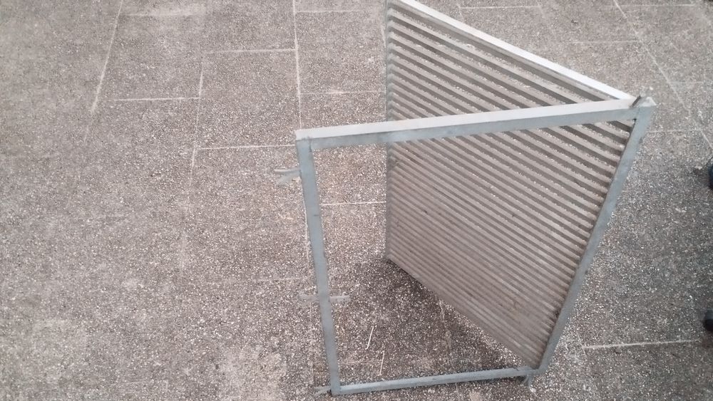 Grade em ferro com dobradiça decapada e metalizada