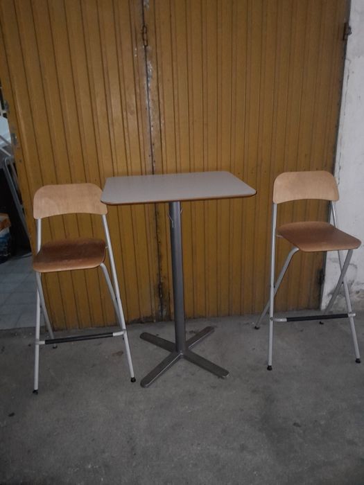 Mesa e cadeiras altas