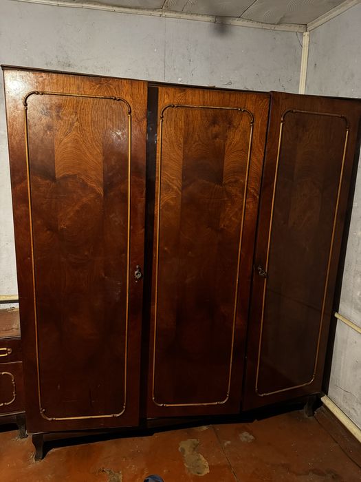 Продам вживані меблі дешево.Тумбочки,ліжко,шкаф,столик та дзеркало.