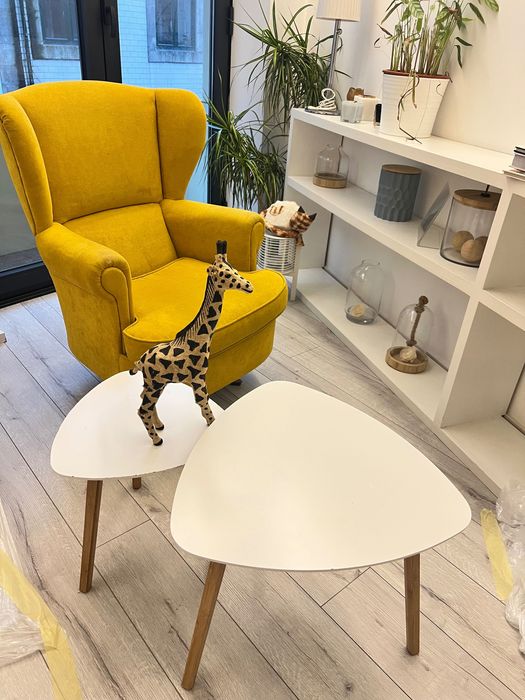 Poltrona Orejera em Veludo Mostarda (Design Moderno)