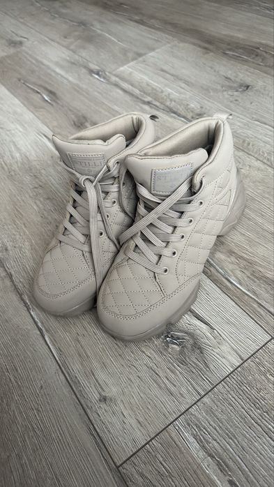 Зимове взуття, кросівки