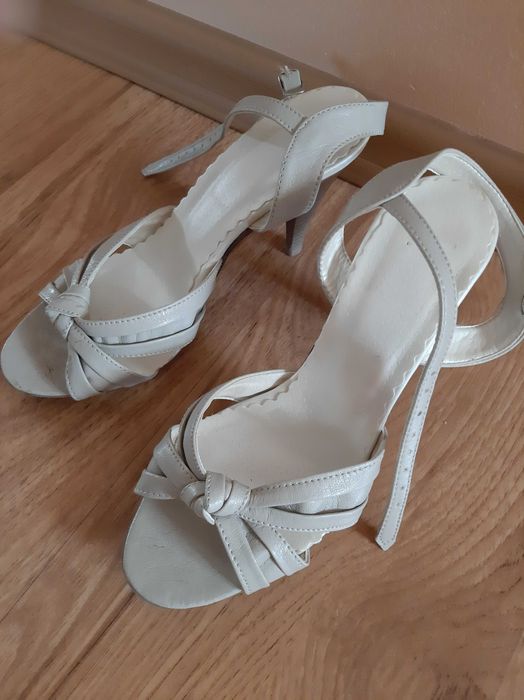 Buty jasne - szpilka