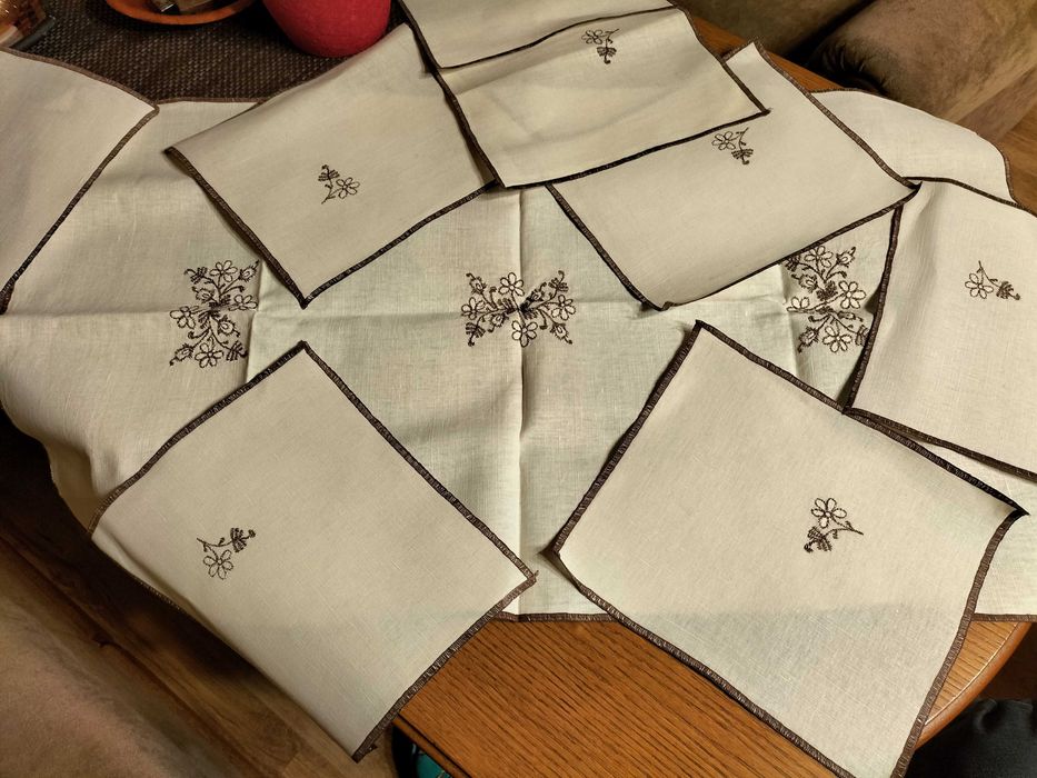 Bieżnik i 6 serwetek na płótnie, ręcznie haftowanych