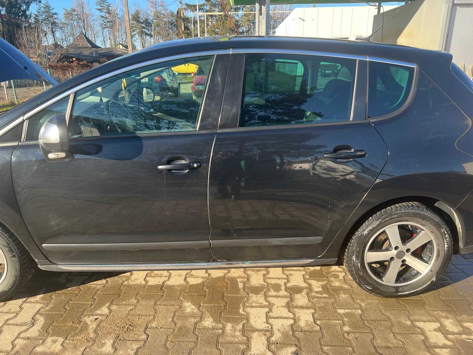 Продається гарний та економний  сімейний Пежо 3008