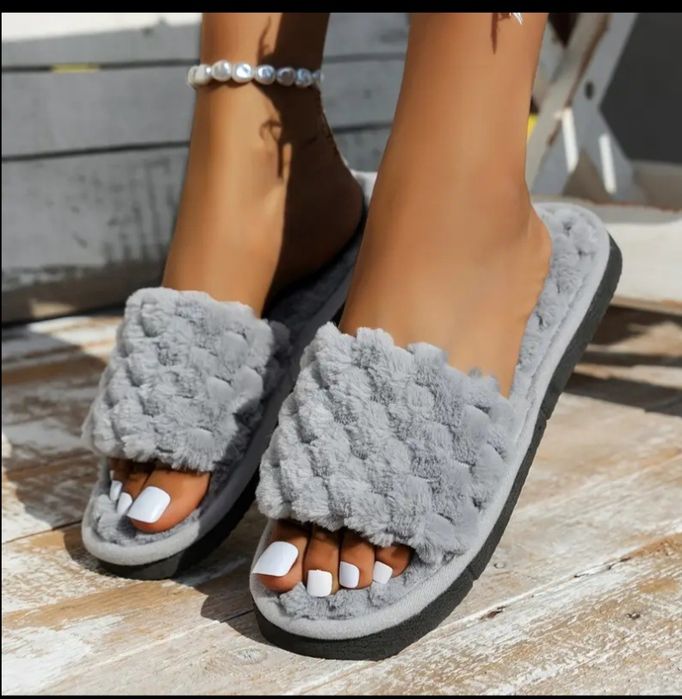 Жіночі кімнатні тапочки