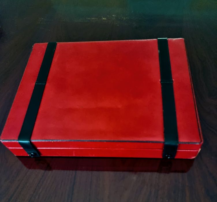 Caixa em pele, anos 70, com vários jogos