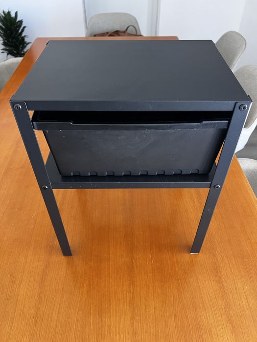 Mesa de cabeceira com gaveta