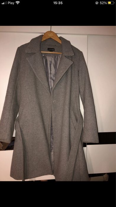 szary długi wiązany płaszcz