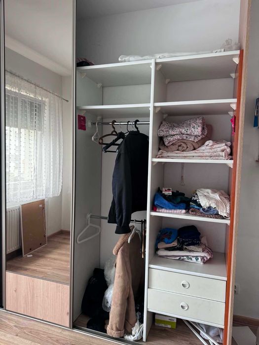 Szafa w zabudowie z lustrami