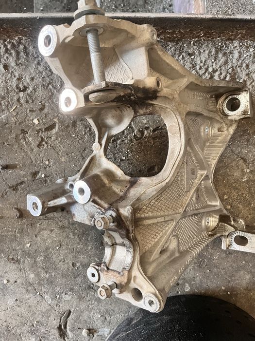 Правий Кронштейн підрамника 8W0.399.296 E, Audi A4 B9 2016-2022