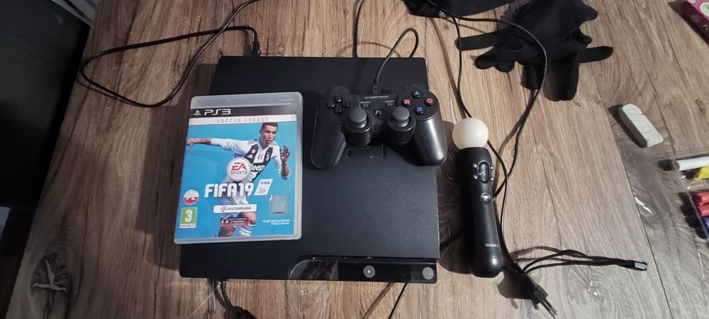 Sprzedam Ps 3 plus pad i kontroler ruchu ,i gra FIFA 19