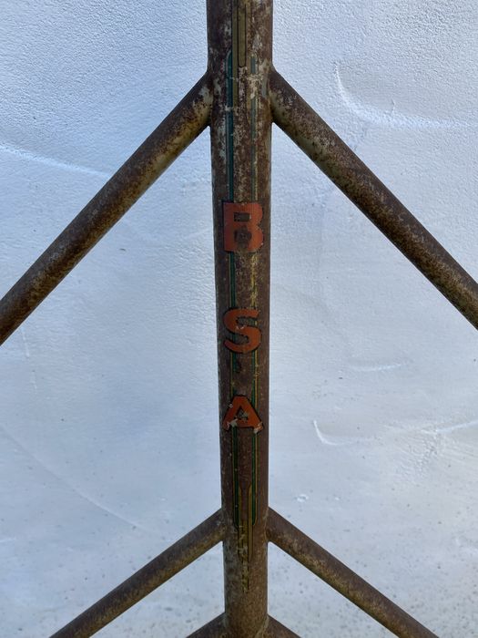 Suporte / expositor antigo bicicletas BSA