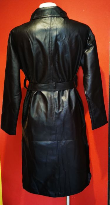 Długi płaszcz z eko skórki z paseczkiem