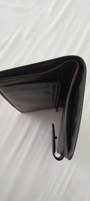 Carteira dourada em calfe,com divisões para notas ,cartões e moedas