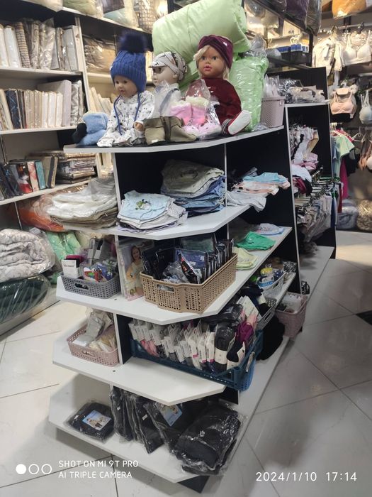 Продається острівна торгова вітрина