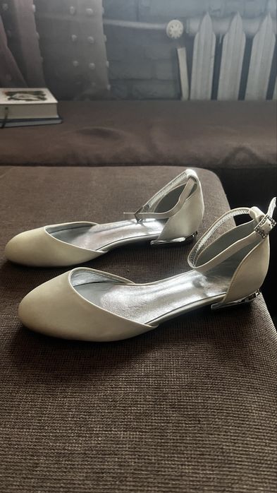 Buty ecru z satyny