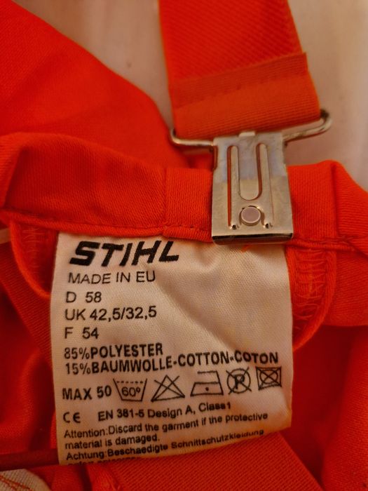 Spodnie ochronne do pracy pilarką łańcuchową marki STIHL