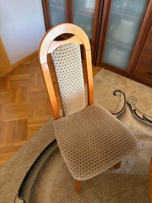 Duży stół z krzesłami