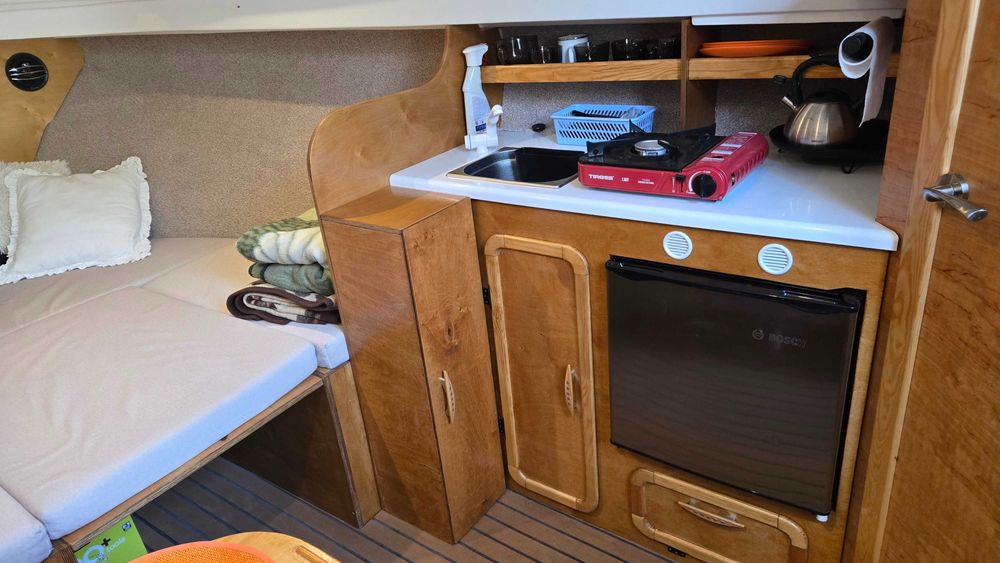 Łódź motorowa kabinowa